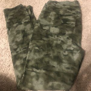 Camo print Gloria Vanderbilt skinny crop jeans